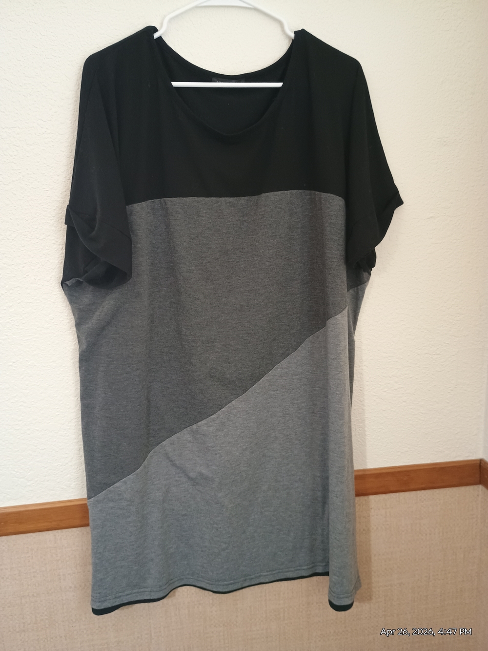 IZURIA Women's Black and Gray Colorblock Short Sleeve Tee